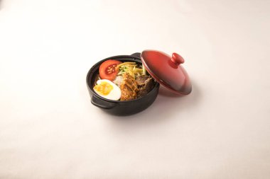 Yeni hazırlanmış yemek / yemek bir restoranda servis edilecek.