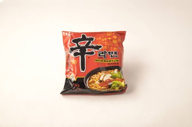 Yeni hazırlanmış yemek / yemek bir restoranda servis edilecek.