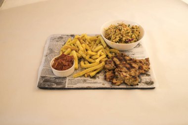 Yeni hazırlanmış yemek / yemek bir restoranda servis edilecek.