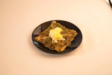 Yeni hazırlanmış yemek / yemek bir restoranda servis edilecek.