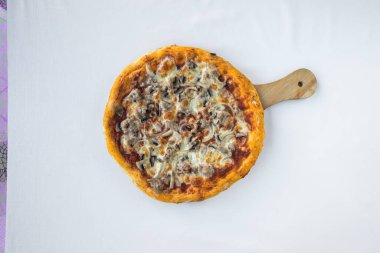 Yeni hazırlanmış yemek / yemek bir restoranda servis edilecek.