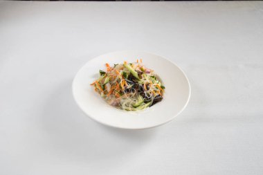 Yeni hazırlanmış yemek / yemek bir restoranda servis edilecek.