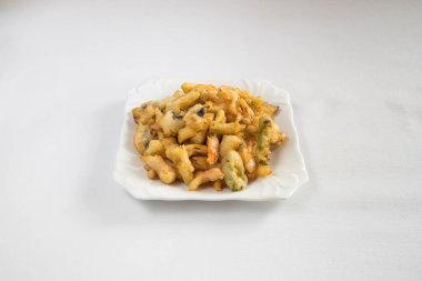 Yeni hazırlanmış yemek / yemek bir restoranda servis edilecek.