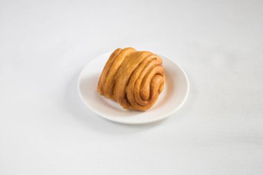 Yeni hazırlanmış yemek / yemek bir restoranda servis edilecek.