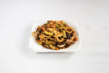 Yeni hazırlanmış yemek / yemek bir restoranda servis edilecek.