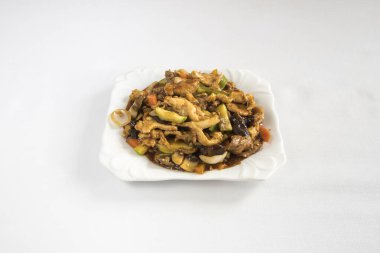 Yeni hazırlanmış yemek / yemek bir restoranda servis edilecek.