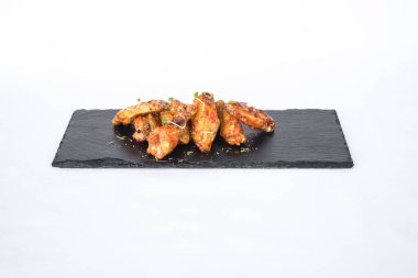 Yeni hazırlanmış yemek / yemek bir restoranda servis edilecek.