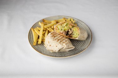 Yeni hazırlanmış yemek / yemek bir restoranda servis edilecek.