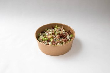 Yeni hazırlanmış yemek / yemek bir restoranda servis edilecek.