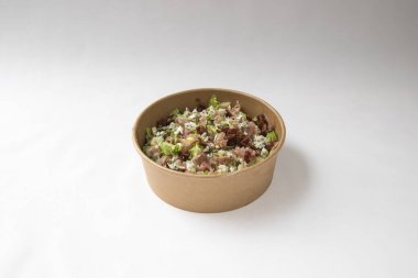 Yeni hazırlanmış yemek / yemek bir restoranda servis edilecek.