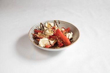 Yeni hazırlanmış yemek / yemek bir restoranda servis edilecek.