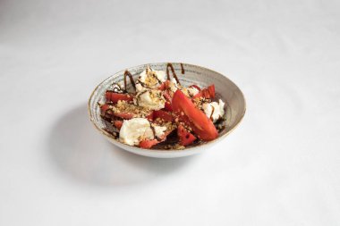 Yeni hazırlanmış yemek / yemek bir restoranda servis edilecek.