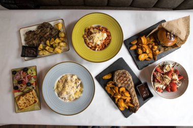 Yeni hazırlanmış yemek / yemek bir restoranda servis edilecek.