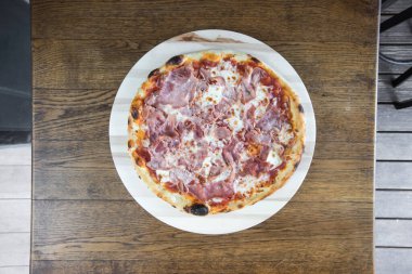 Yeni hazırlanmış yemek / yemek bir restoranda servis edilecek.