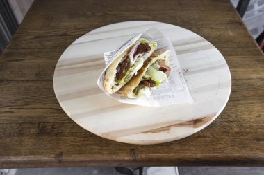 Yeni hazırlanmış yemek / yemek bir restoranda servis edilecek.