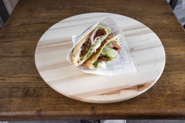 Yeni hazırlanmış yemek / yemek bir restoranda servis edilecek.