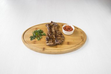 Yeni hazırlanmış yemek / yemek bir restoranda servis edilecek.