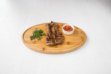 Yeni hazırlanmış yemek / yemek bir restoranda servis edilecek.