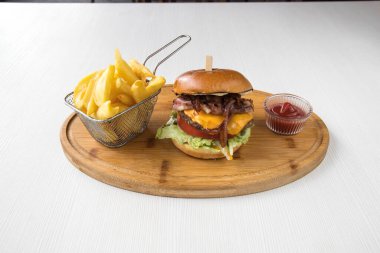 Yeni hazırlanmış yemek / yemek bir restoranda servis edilecek.