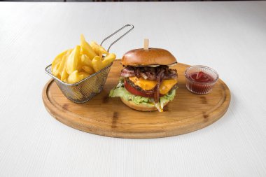 Yeni hazırlanmış yemek / yemek bir restoranda servis edilecek.