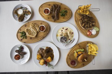 Yeni hazırlanmış yemek / yemek bir restoranda servis edilecek.