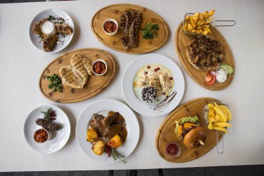 Yeni hazırlanmış yemek / yemek bir restoranda servis edilecek.