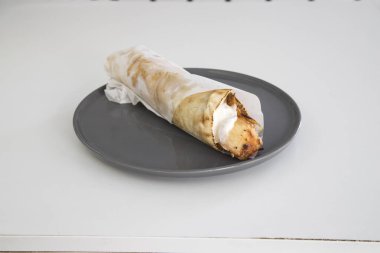 Yeni hazırlanmış yemek / yemek bir restoranda servis edilecek.