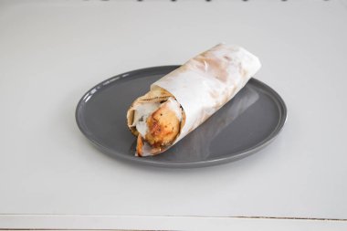 Yeni hazırlanmış yemek / yemek bir restoranda servis edilecek.