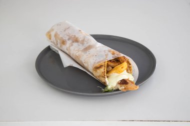 Yeni hazırlanmış yemek / yemek bir restoranda servis edilecek.