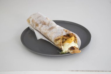 Yeni hazırlanmış yemek / yemek bir restoranda servis edilecek.