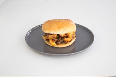 Yeni hazırlanmış yemek / yemek bir restoranda servis edilecek.