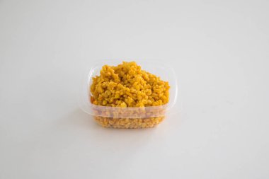 Yeni hazırlanmış yemek / yemek bir restoranda servis edilecek.