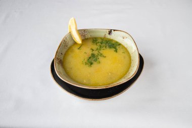 Yeni hazırlanmış yemek / yemek bir restoranda servis edilecek.