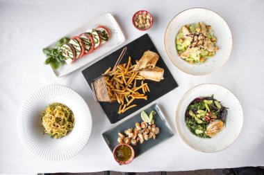 Yeni hazırlanmış yemek / yemek bir restoranda servis edilecek.