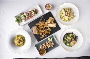 Yeni hazırlanmış yemek / yemek bir restoranda servis edilecek.