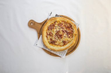 Yeni hazırlanmış yemek / yemek bir restoranda servis edilecek.