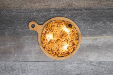 Yeni hazırlanmış yemek / yemek bir restoranda servis edilecek.