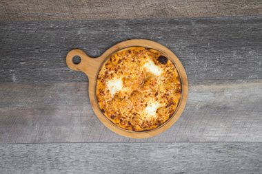 Yeni hazırlanmış yemek / yemek bir restoranda servis edilecek.