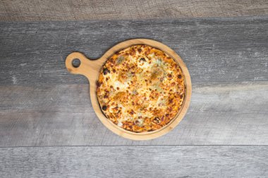 Yeni hazırlanmış yemek / yemek bir restoranda servis edilecek.