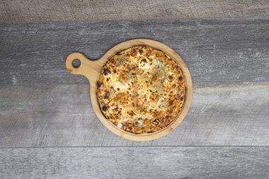 Yeni hazırlanmış yemek / yemek bir restoranda servis edilecek.