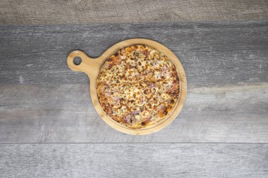 Yeni hazırlanmış yemek / yemek bir restoranda servis edilecek.