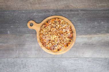 Yeni hazırlanmış yemek / yemek bir restoranda servis edilecek.