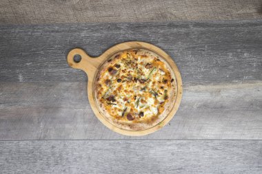 Yeni hazırlanmış yemek / yemek bir restoranda servis edilecek.