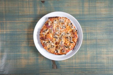 Yeni hazırlanmış yemek / yemek bir restoranda servis edilecek.