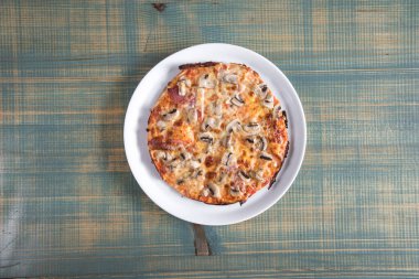 Yeni hazırlanmış yemek / yemek bir restoranda servis edilecek.