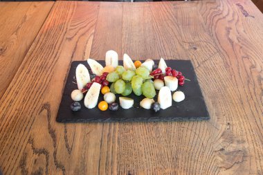 Yeni hazırlanmış yemek / yemek bir restoranda servis edilecek.