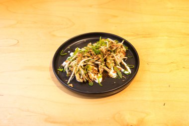 Yeni hazırlanmış yemek / yemek bir restoranda servis edilecek.