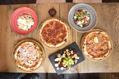 Yeni hazırlanmış yemek / yemek bir restoranda servis edilecek.