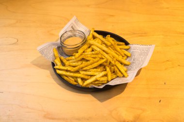 Yeni hazırlanmış yemek / yemek bir restoranda servis edilecek.