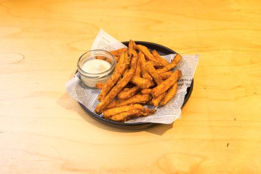 Yeni hazırlanmış yemek / yemek bir restoranda servis edilecek.